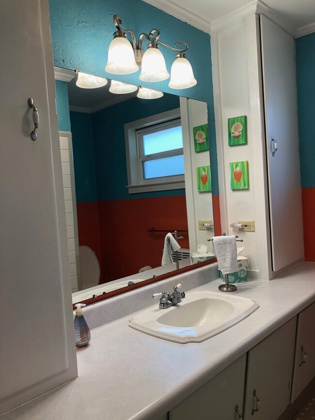 Bathroom - 1718 E Lee St