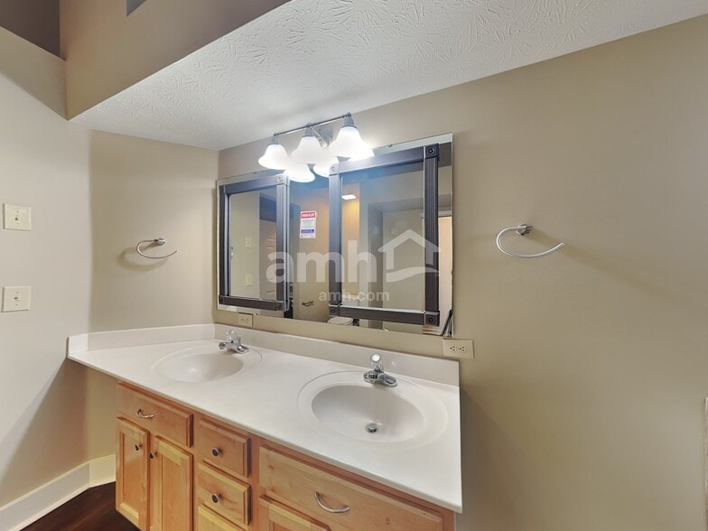 Building Photo - 7818 Bent Willow Dr