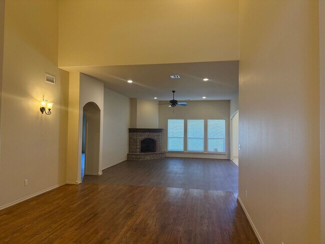 Building Photo - Welcome to your beautiful 3 bedroom home in the Battle Creek golf community!