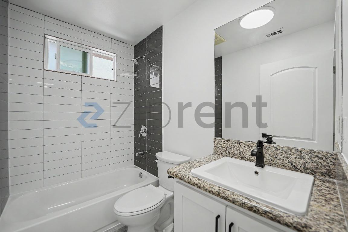 Building Photo - Unit