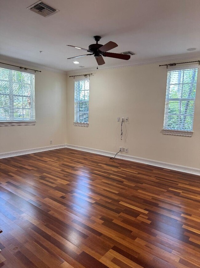 Building Photo - 304 W Mallory Cir