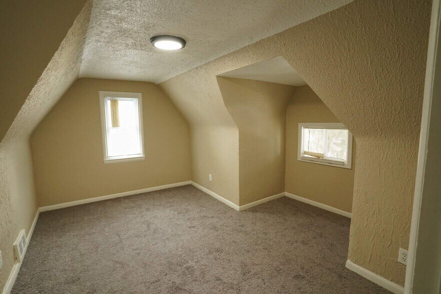 Building Photo - This beautifully updated 3-bedroom, 1-bath...