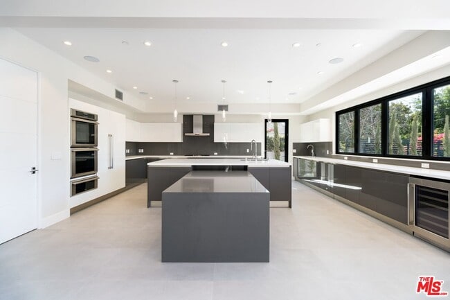 Building Photo - 159 S Bowling Green Way