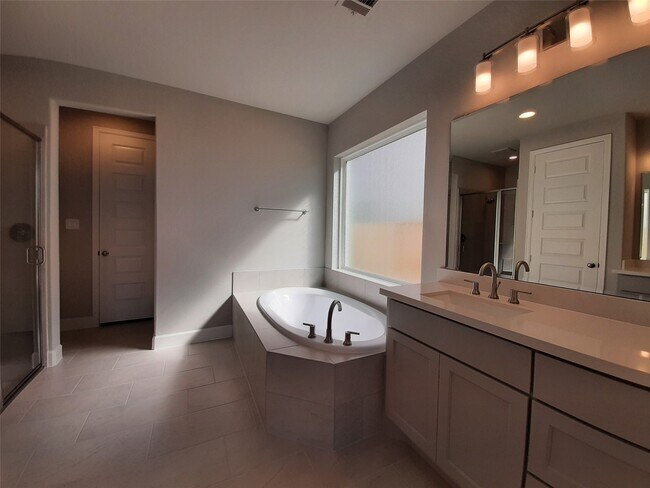 Building Photo - 7575 Pemberley Ct