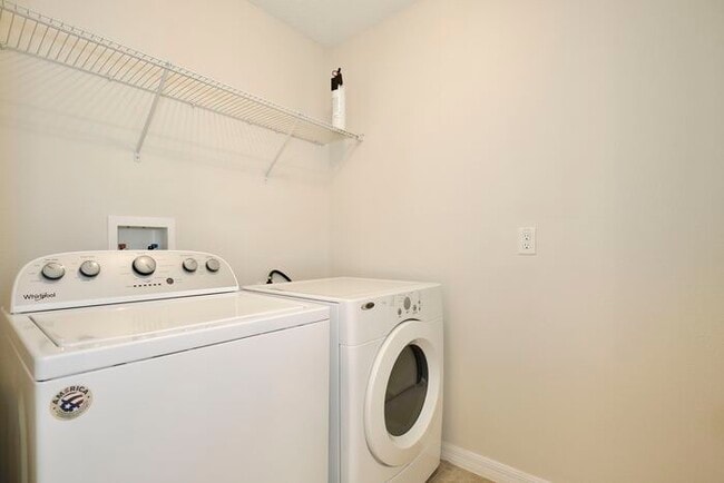 Building Photo - Stylish 3/2.5 Townhome with Open Floor Pla...