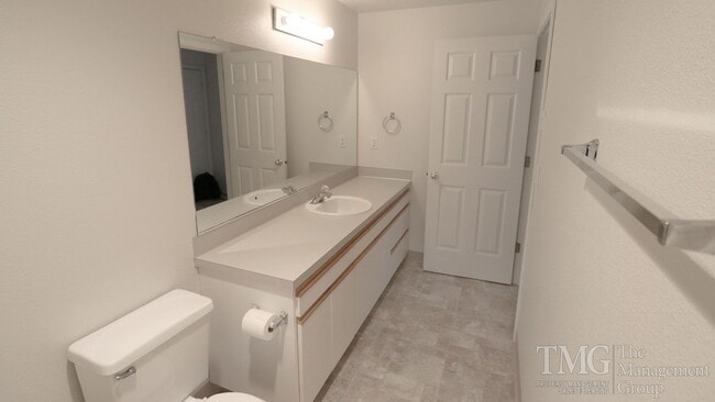 Building Photo - Roomy One Level 2 Bdrm Duplex w/ Open Floo...