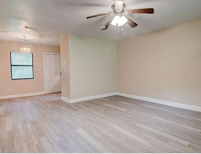 Building Photo - Welcome to this cozy 2-bedroom, 1-bathroom...