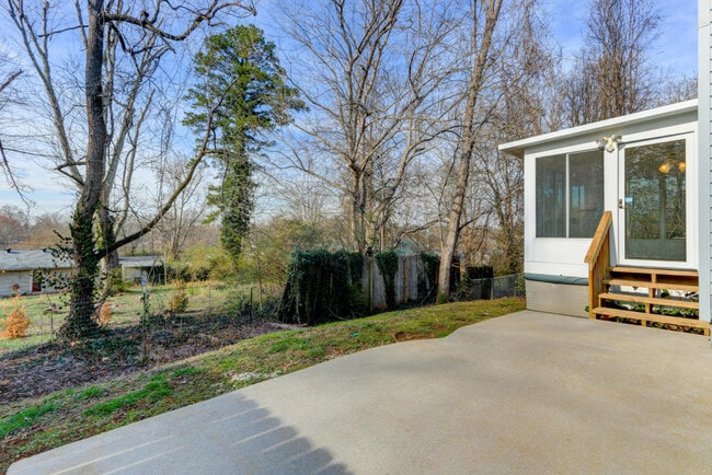 Building Photo - Knoxville 37919 - 3 bedroom, 2 bath home with a bright sunroom - Contact Ray Gaudet RAYGAUDET@OUT...