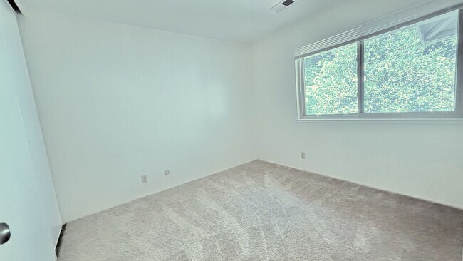 Building Photo - 1065 San Ramon Valley Blvd