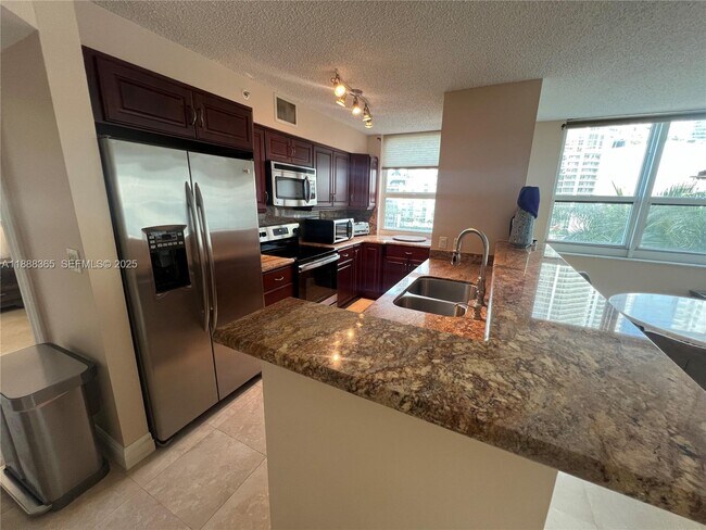 Building Photo - 1155 Brickell Bay Dr