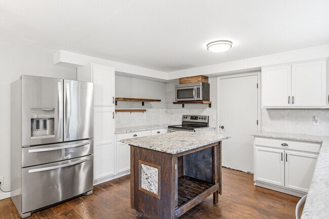 Building Photo - Spacious 4-Bedroom Chemawa Park Home with Fireplace, Bonus Room & Large Yard