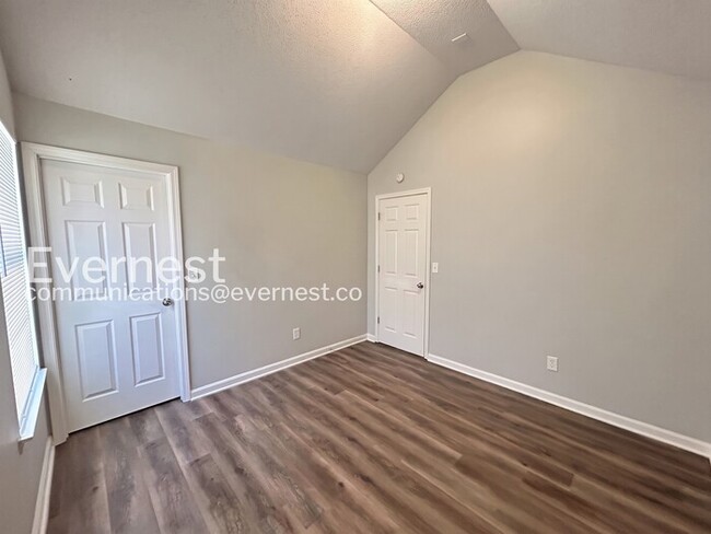 Building Photo - 5544 Bluegrass Dr