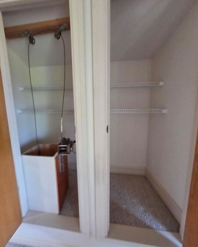 Building Photo - FOR LEASE!!