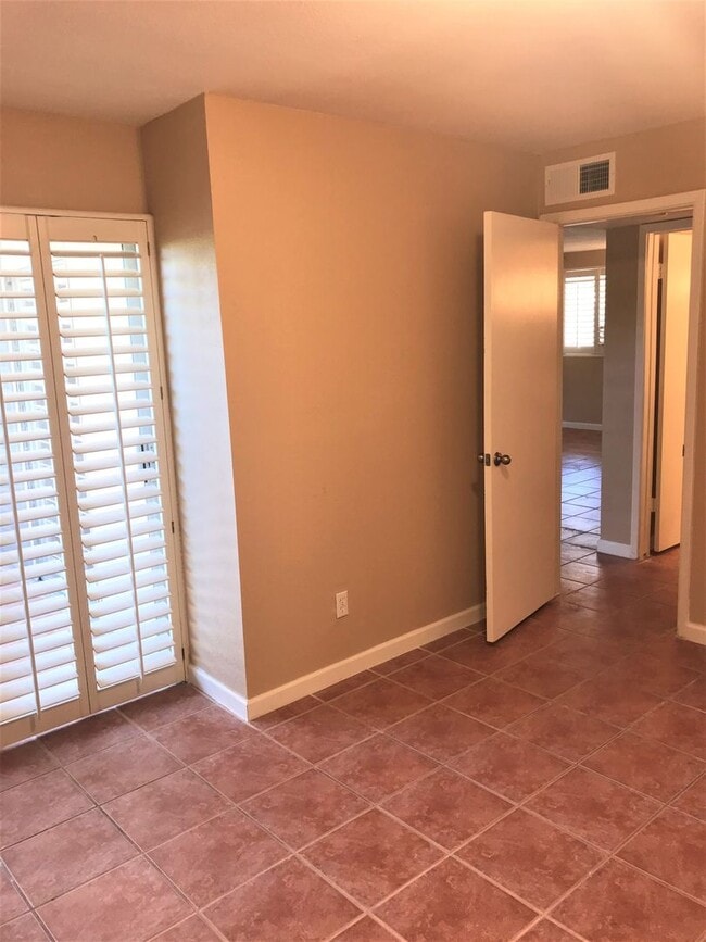 Building Photo - **FABULOUS- 1br/1ba CONDO (CAMELBACK & ARCADIA)