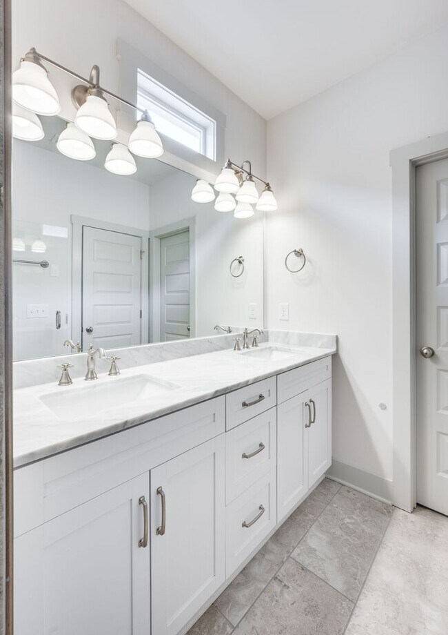 Building Photo - Beautiful 3BE/2.5BA by Invent Communities/...