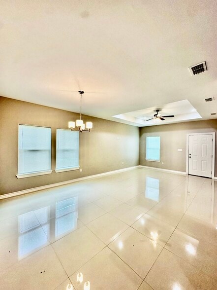 Building Photo - 1022 Escondido Ln E