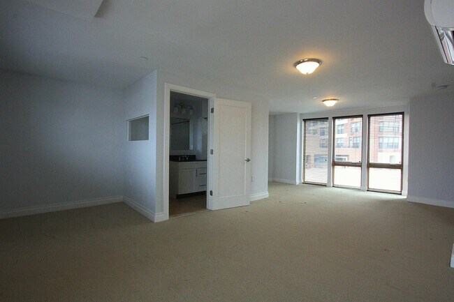 Building Photo - 338 Grove St