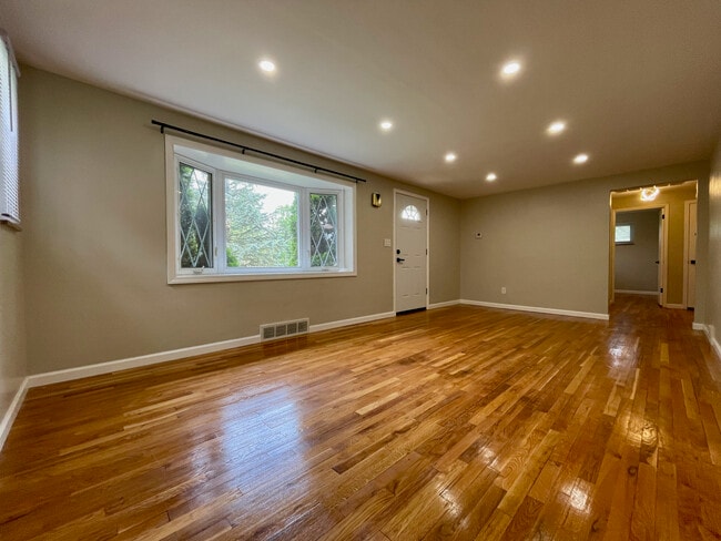 Building Photo - 3914 Evergreen Dr
