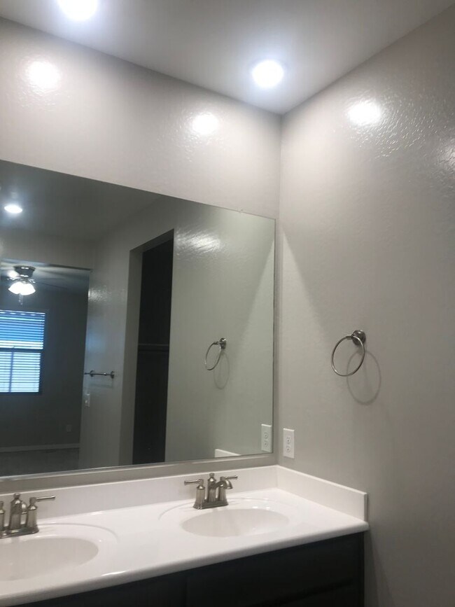 Building Photo - Beautiful Newer 3 bedroom Home Sweetwater ...