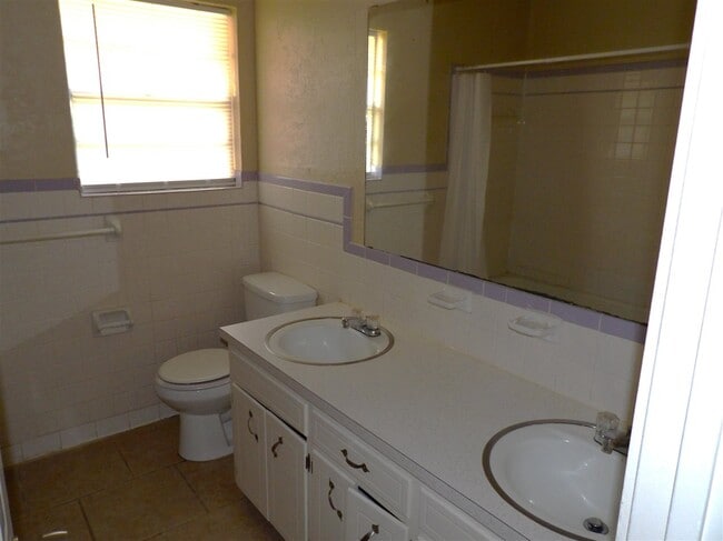 Building Photo - 1033 SE Alta Ln