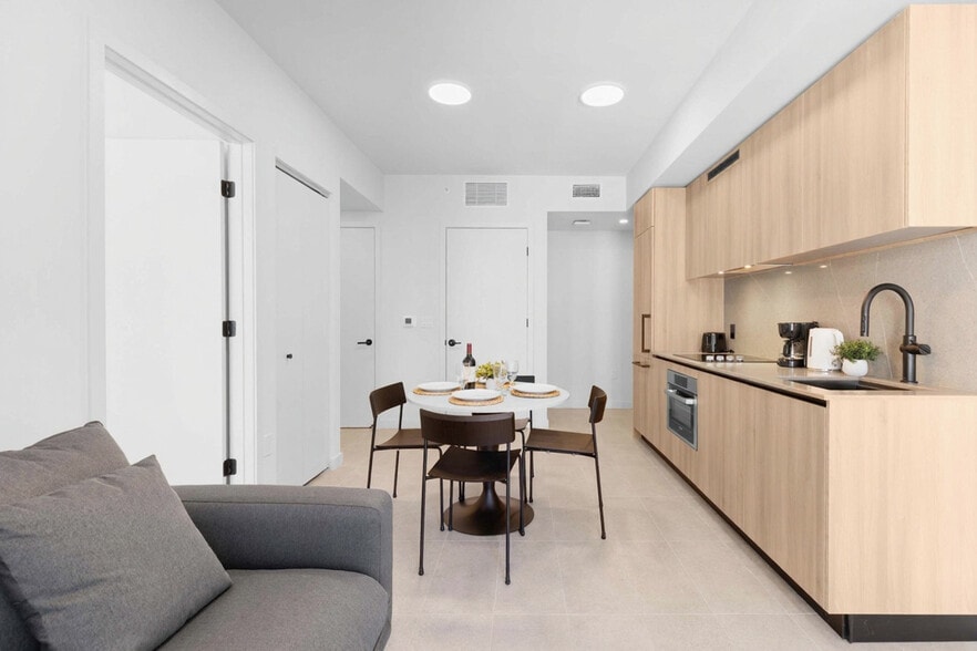 Building Photo - 501 NE 1st Ave