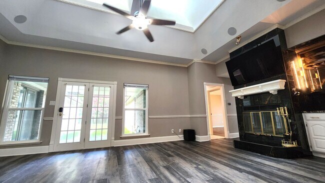 Building Photo - Remodeled with Luxurious Finishes!