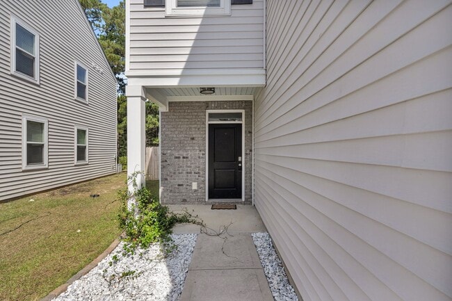 Building Photo - 4 Bedroom 3 Bath Home in Summerville!