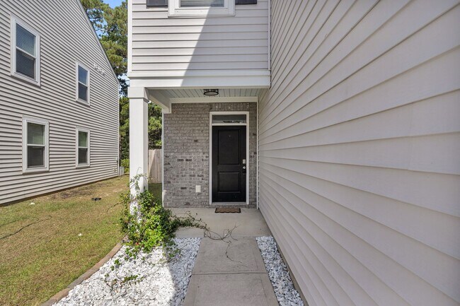 Building Photo - 4 Bedroom 3 Bath Home Located in Shell Pointe at Cobblestone Village in Summerville!