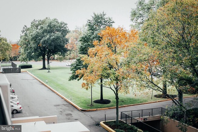 Building Photo - 1300 Army Navy Dr