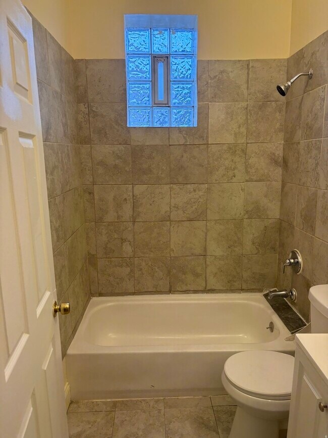 Building Photo - 115 S Kilbourn Ave