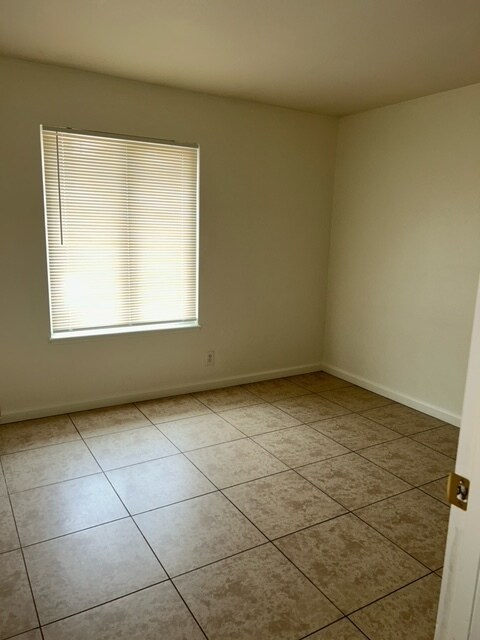 Building Photo - 4060 Oakhill Ave