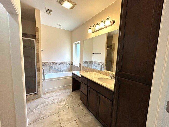 Building Photo - Elegant Living in the Heart of OKC – Impec...