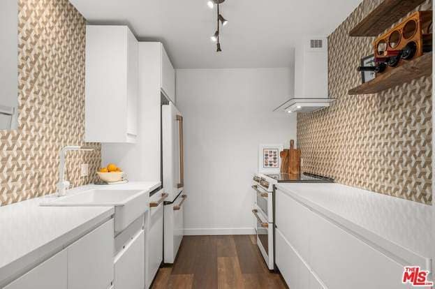 Building Photo - 1750 Camino Palmero St