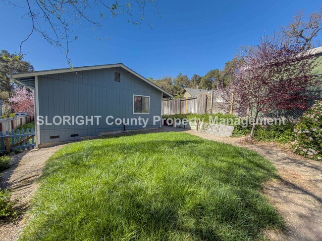 Building Photo - AVAILABLE MARCH - Charming Home with Private Yard in Atascadero - 2 Bed / 1 Bath