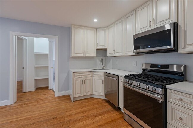 Building Photo - 1441 W Farwell Ave