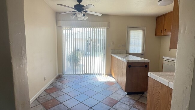 Building Photo - Charming 2bd 1bth Duplex