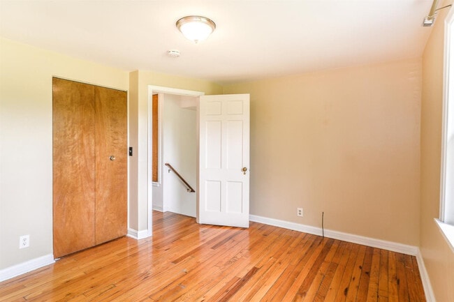 Building Photo - 2263 Parkwood Ave