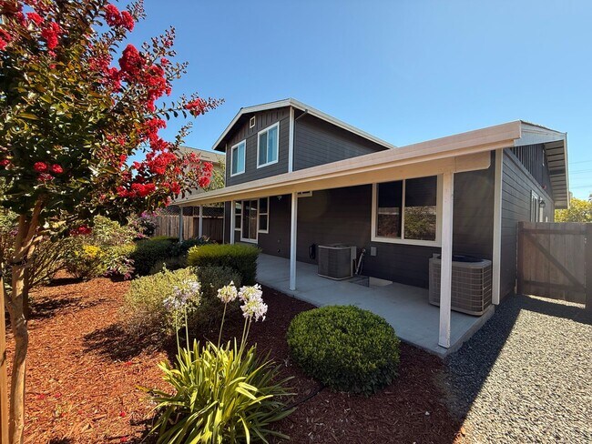 Building Photo - NEW PHOTOS! Two-level home located in Coff...