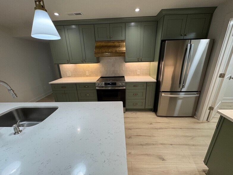 Building Photo - 886 Moore Rd