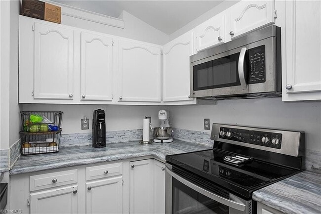 Building Photo - 131 Rivertree Ln