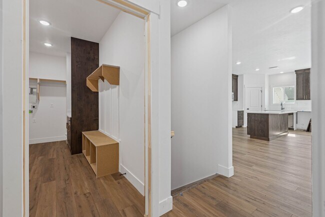 Building Photo - B532AG