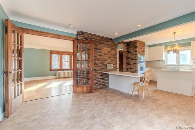 Building Photo - 613 E Lincoln Ave