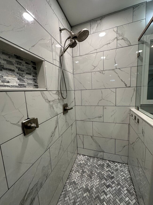 Building Photo - 4 Bedroom/3 Bathroom House in Piney Flats, TN