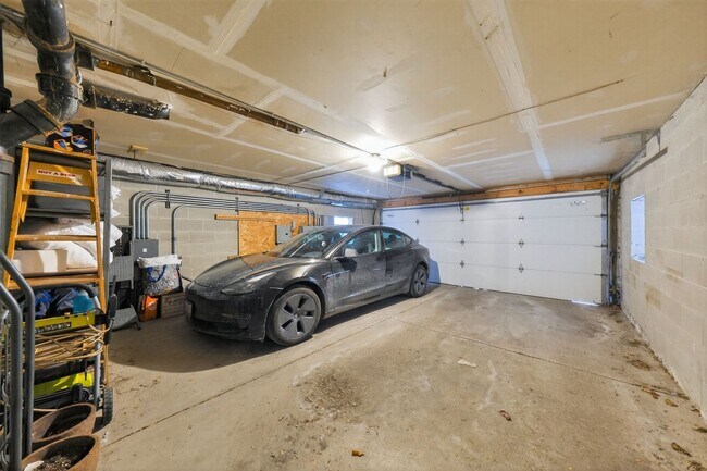 Building Photo - 724 W Briar Pl