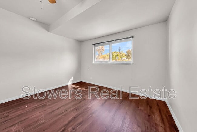 Building Photo - 275 Cameo Dr
