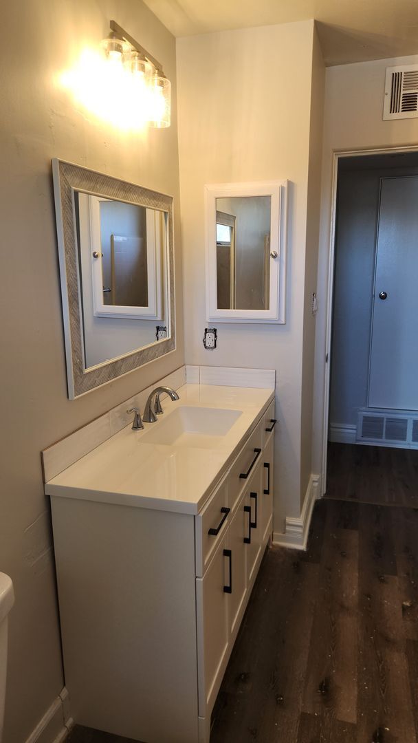Building Photo - Great Centrally located 3 bedroom home wit...
