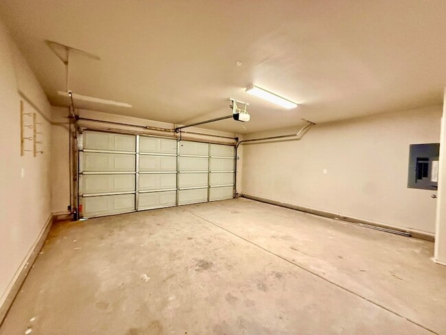 Building Photo - 909 Manchester Ct