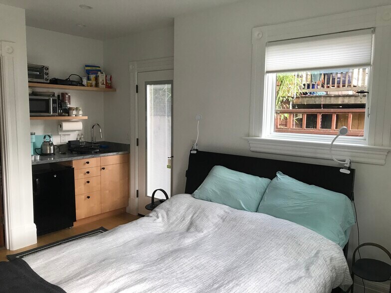 Building Photo - 932 Delaware St