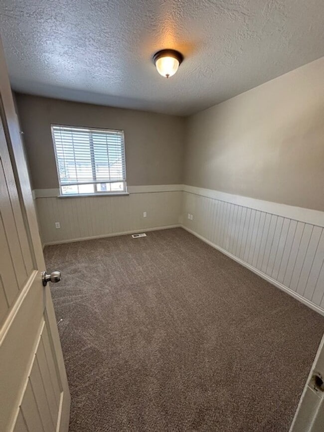 Building Photo - *Reduced price* End Unit Townhouse in Springville