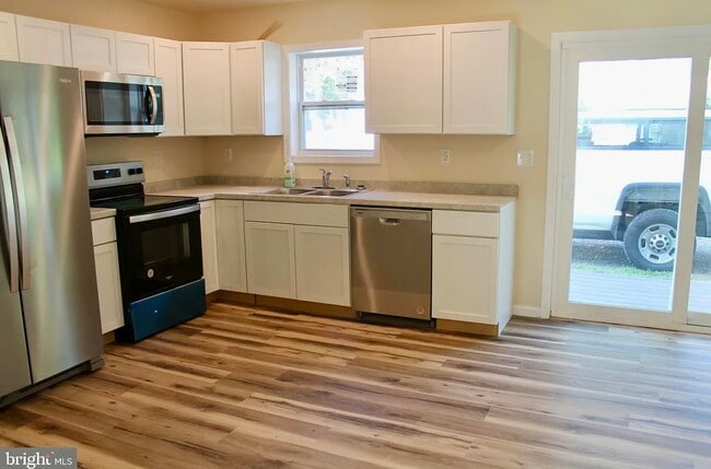 Building Photo - 520 Clyde Ave